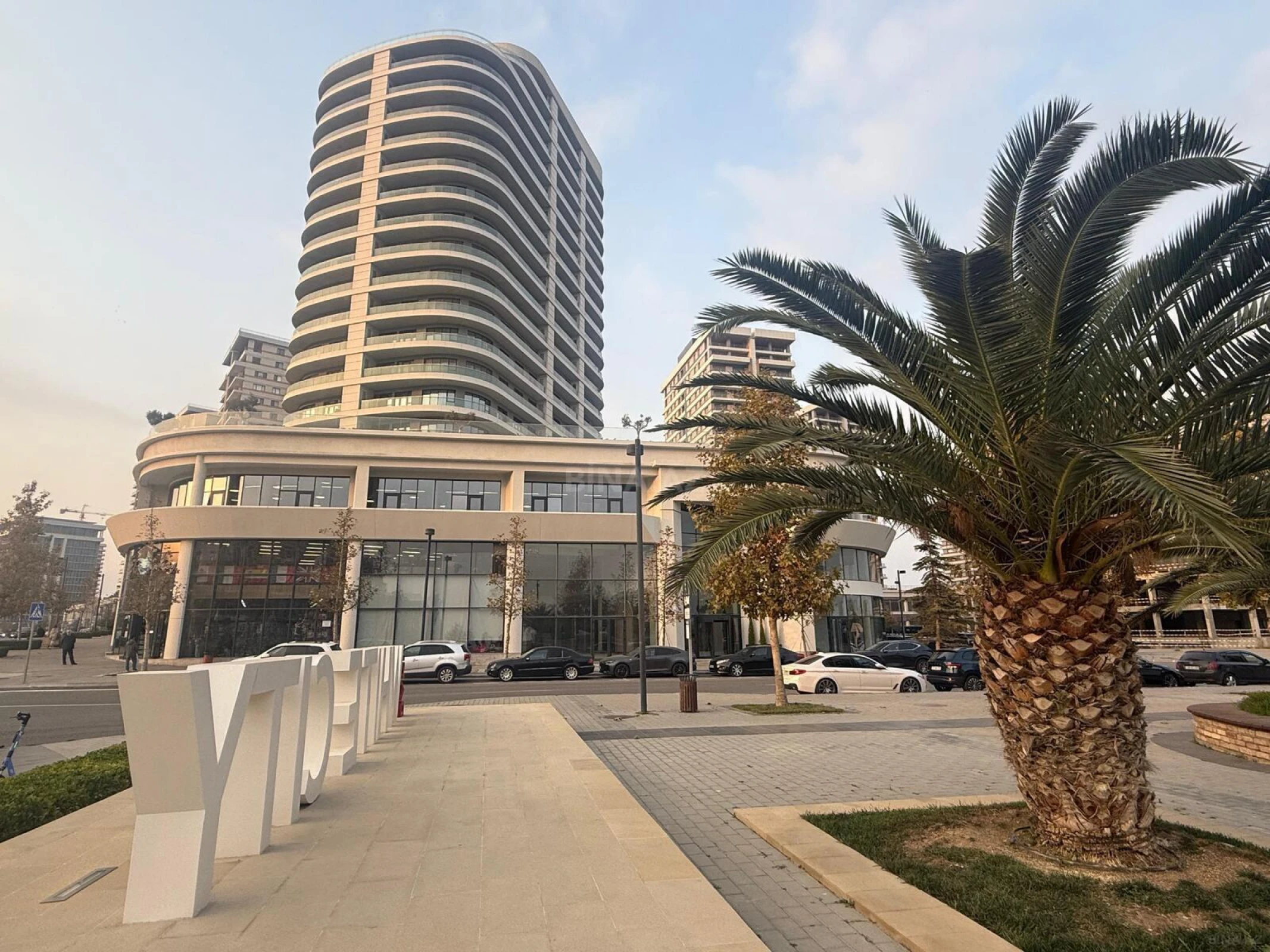 Satılır 4 otaqlı mənzil 220 m²