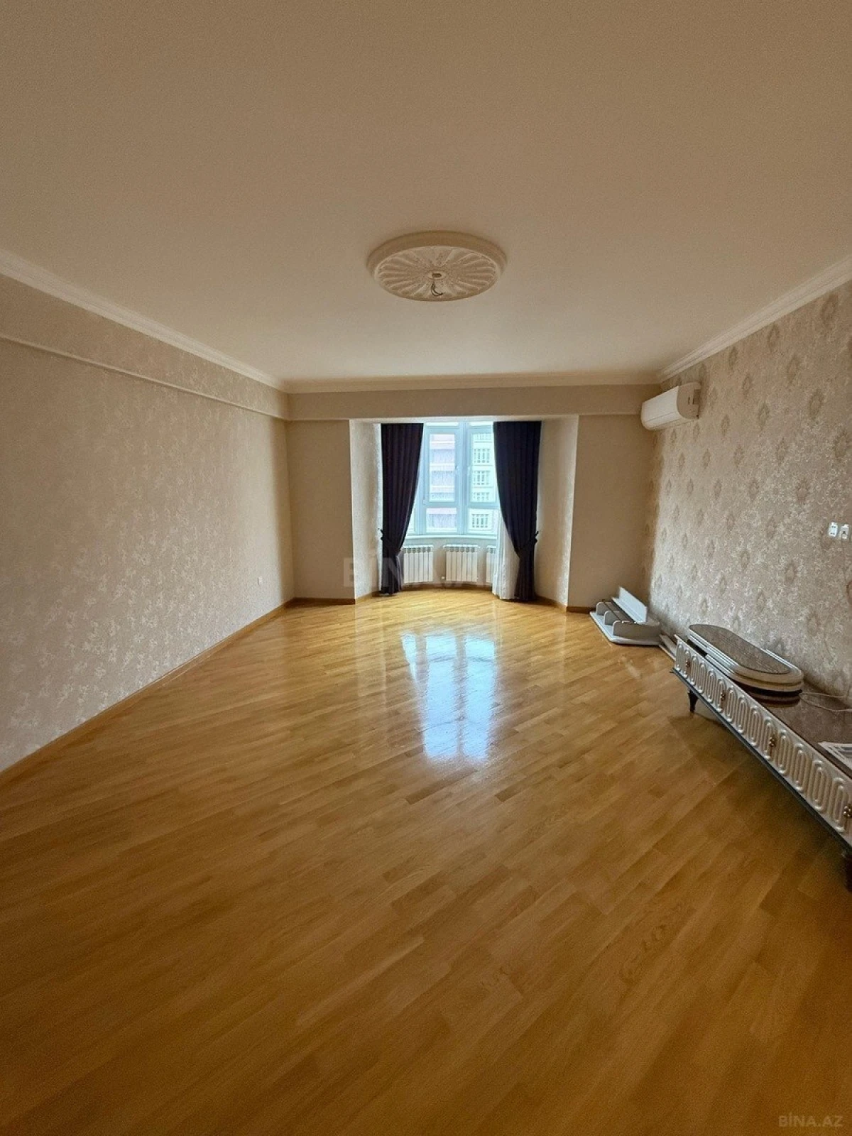 Satılır 3 otaqlı mənzil 137 m²