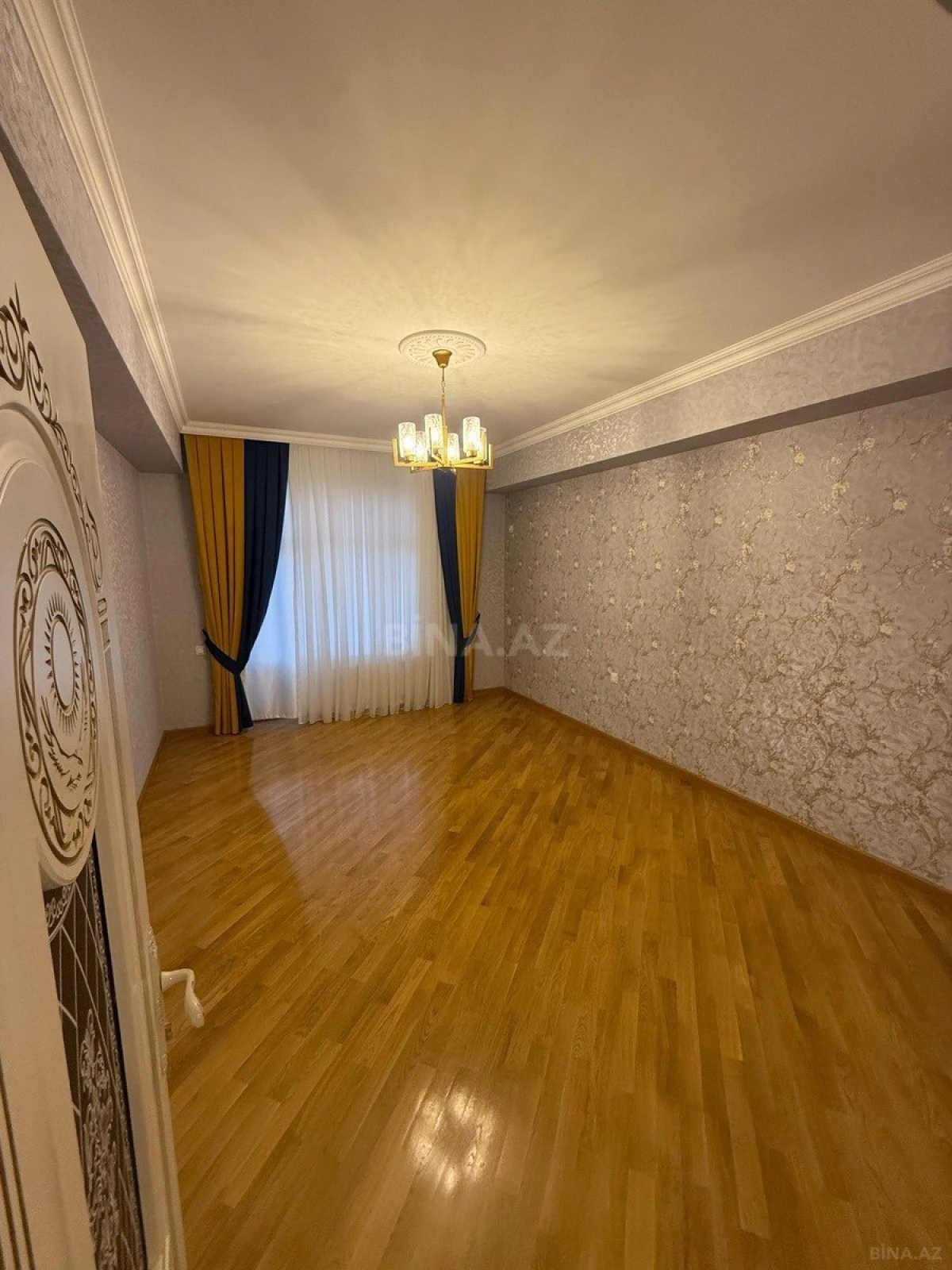 Satılır 3 otaqlı mənzil 137 m²