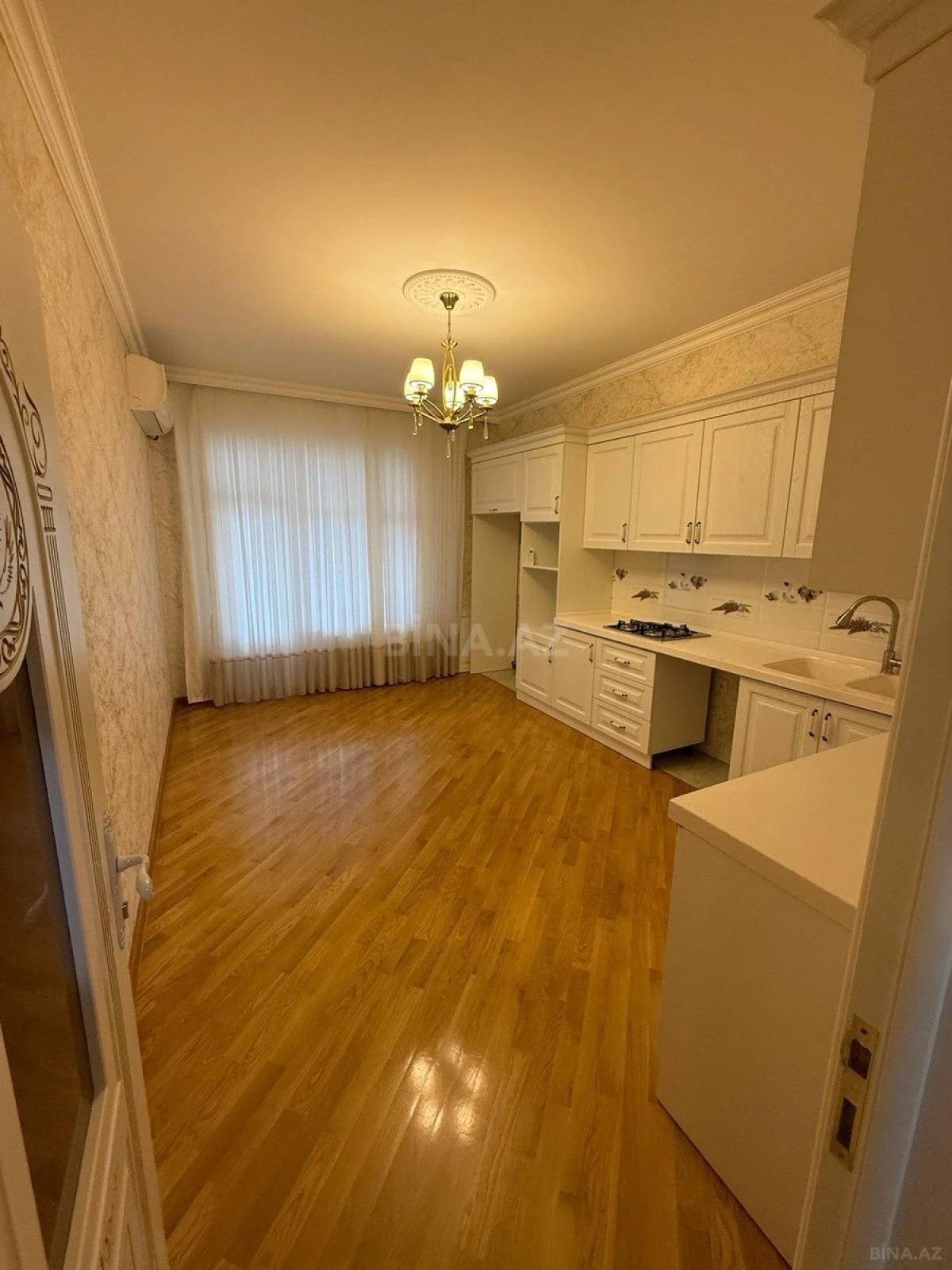 Satılır 3 otaqlı mənzil 137 m²
