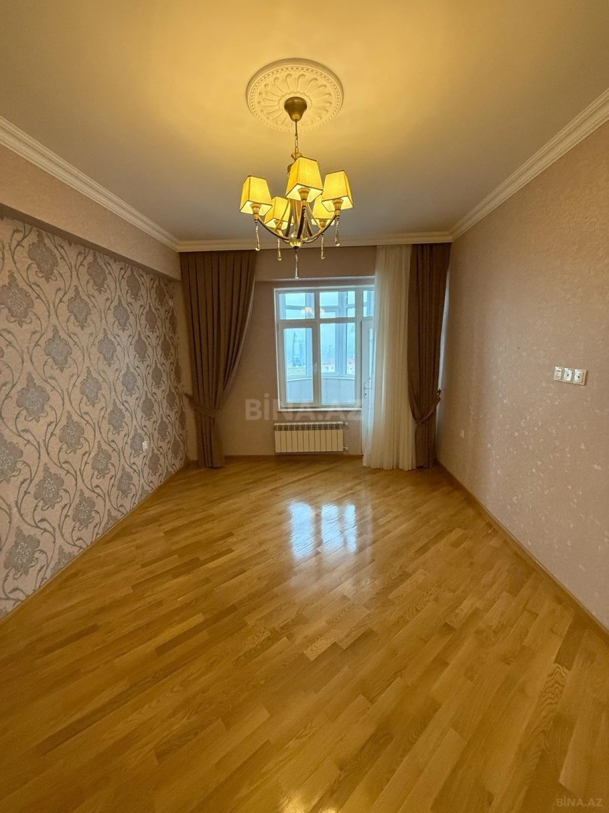 Satılır 3 otaqlı mənzil 137 m²