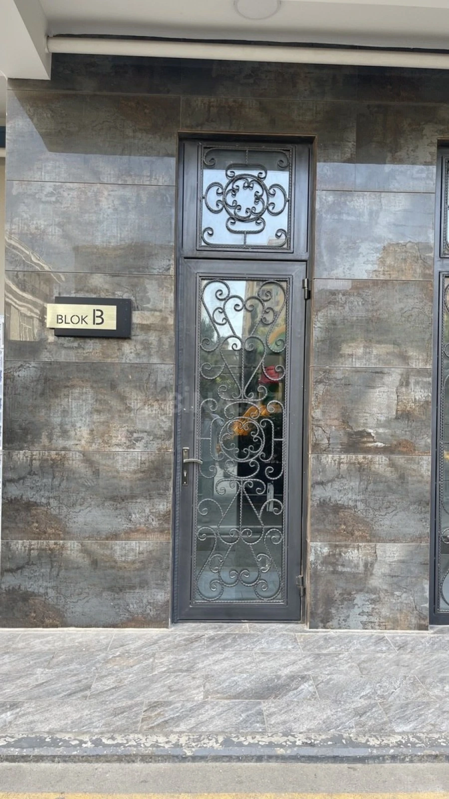 Satılır 5 otaqlı mənzil 272 m²