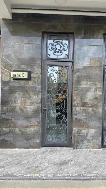 Satılır 5 otaqlı mənzil 272 m²