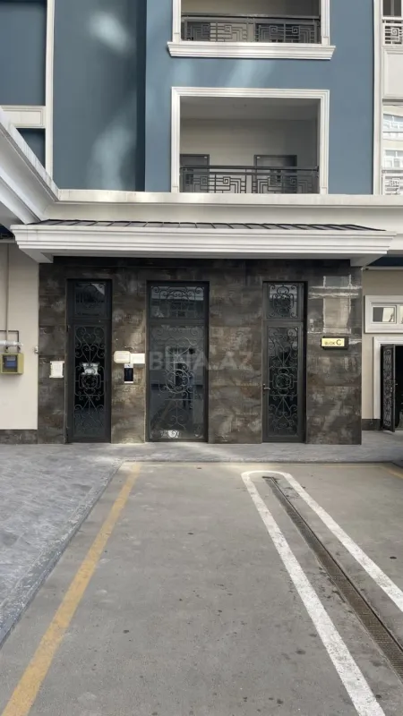 Satılır 5 otaqlı mənzil 272 m²