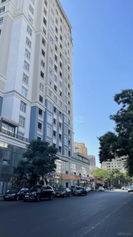 Satılır 5 otaqlı mənzil 272 m²