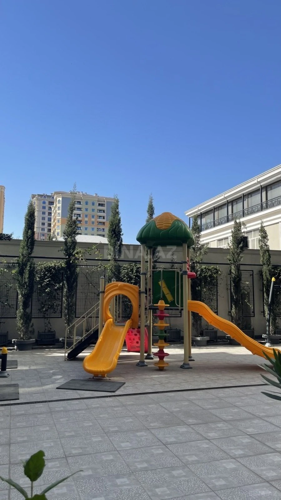 Satılır 5 otaqlı mənzil 272 m²