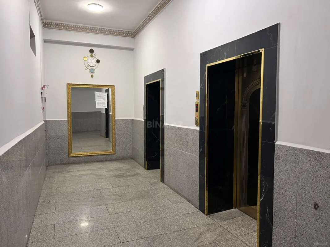 Satılır 4 otaqlı mənzil 220 m²