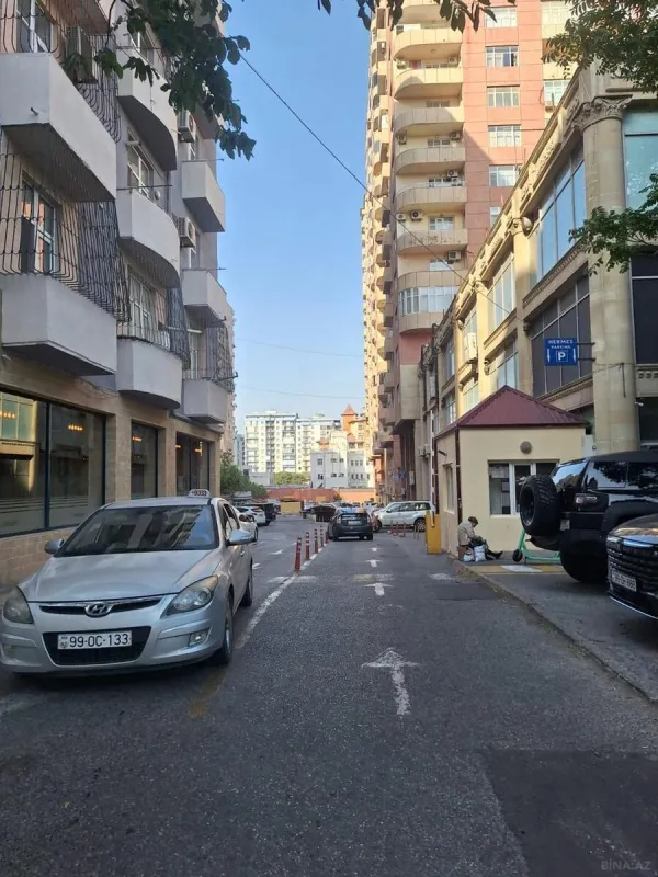 Satılır 4 otaqlı mənzil 220 m²
