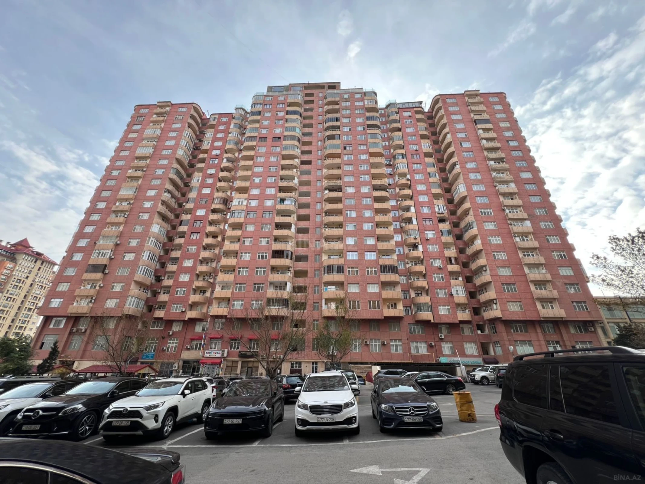 Satılır 4 otaqlı mənzil 220 m²