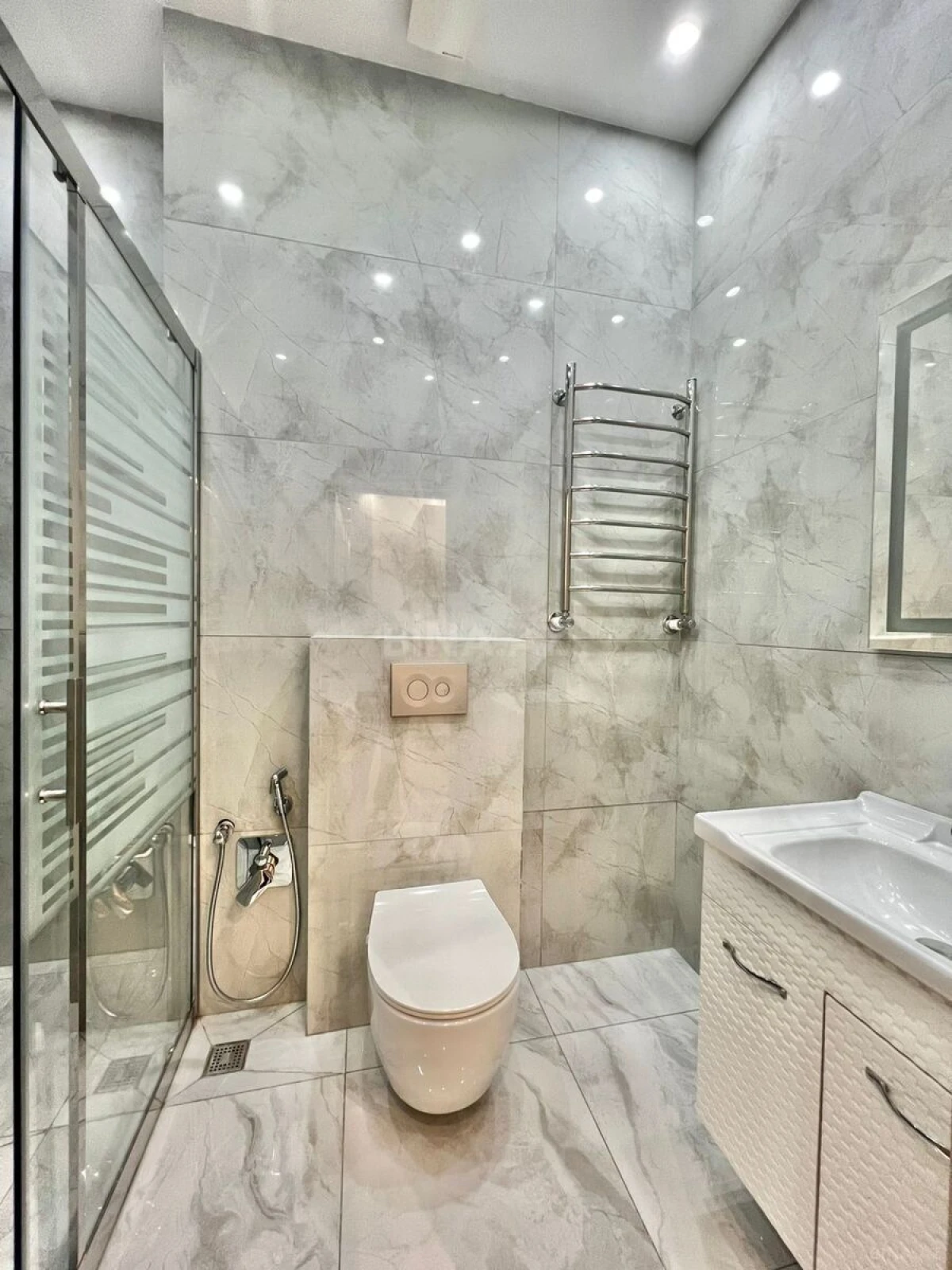 Kirayə verilir 2 otaqlı mənzil 70 m²