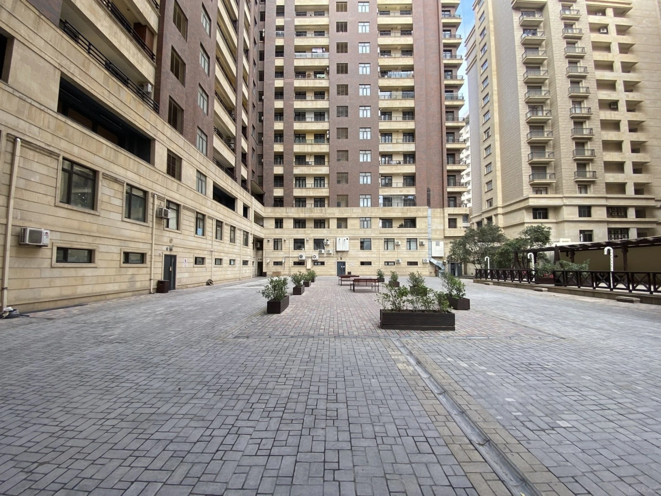 Satılır 5 otaqlı mənzil 225 m²