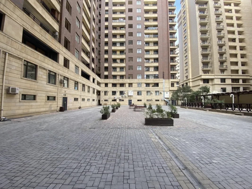Satılır 5 otaqlı mənzil 225 m²