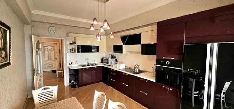 Satılır 5 otaqlı mənzil 225 m²