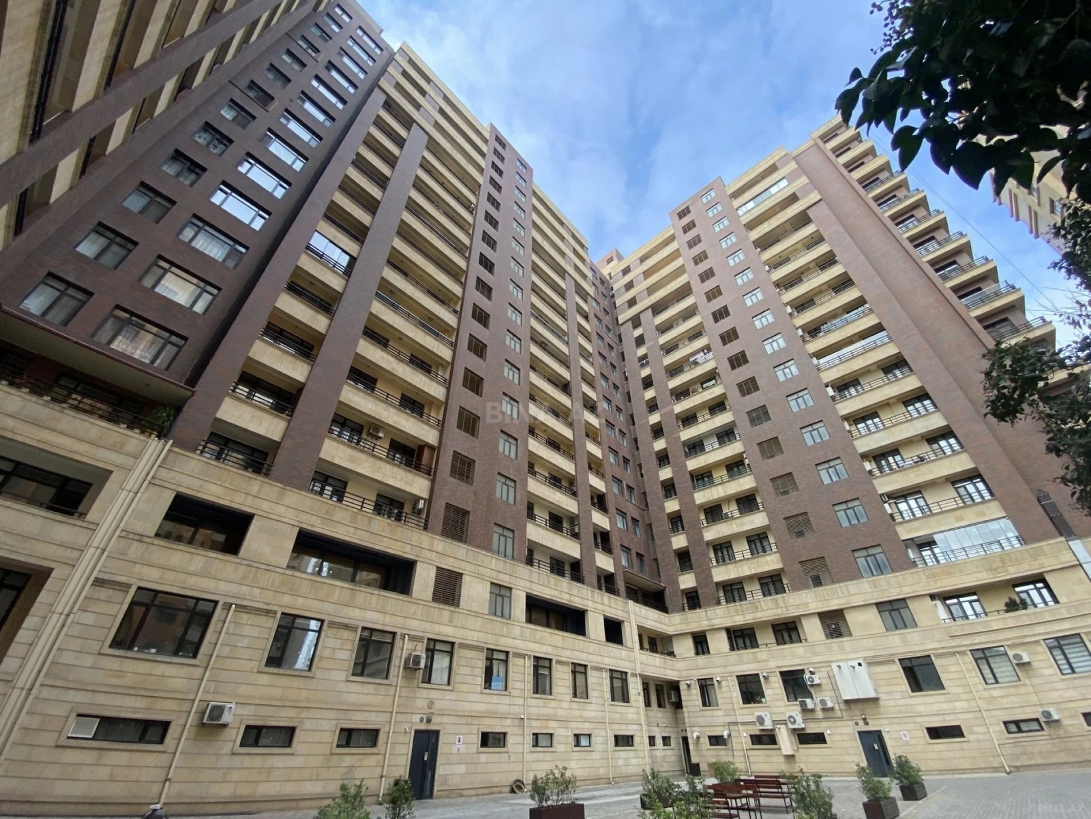 Satılır 5 otaqlı mənzil 225 m²