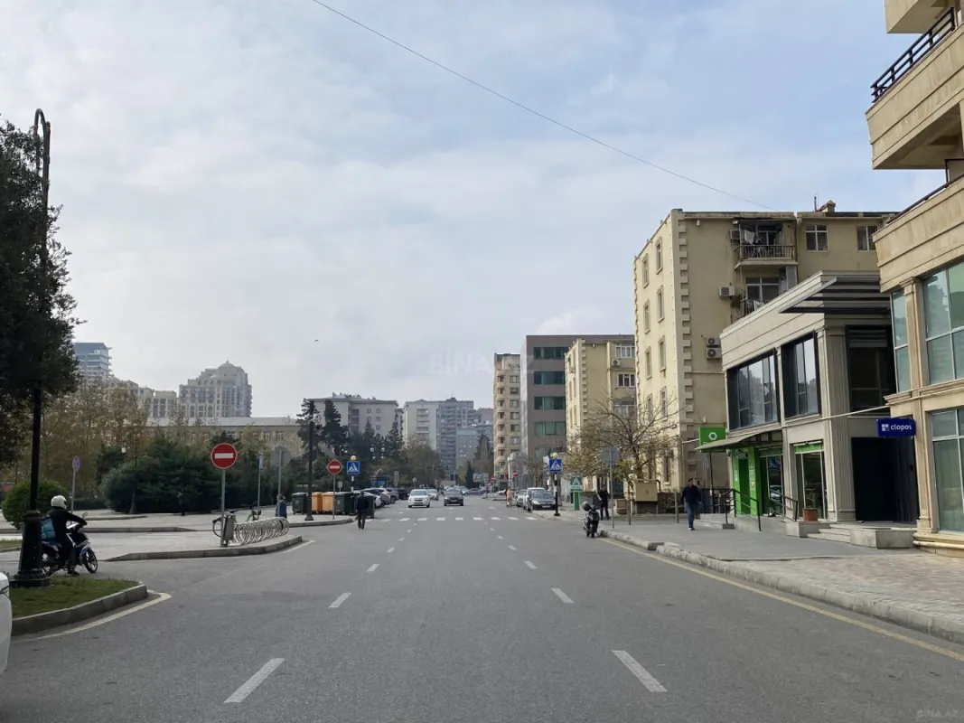 Satılır 5 otaqlı mənzil 225 m²