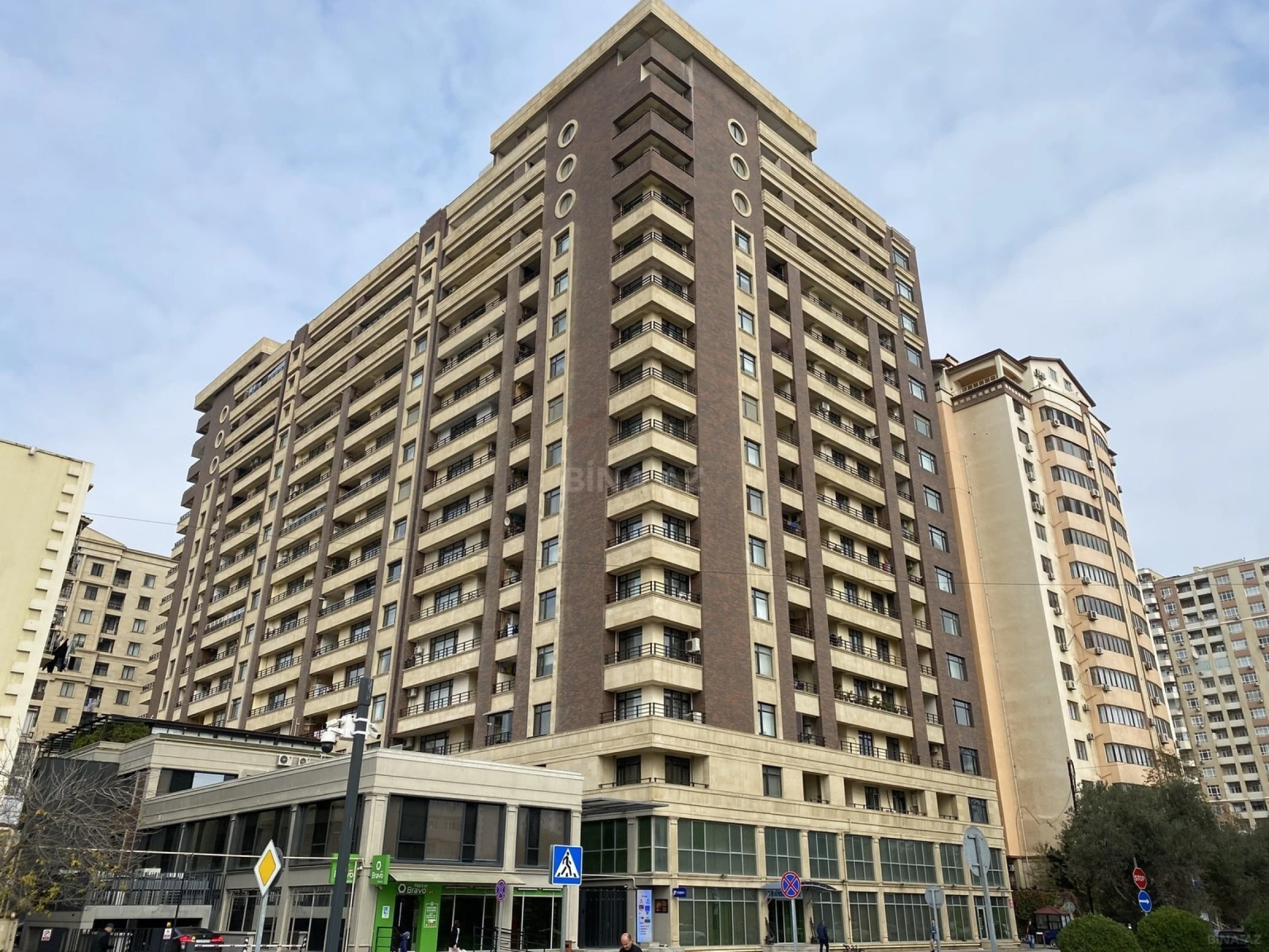 Satılır 5 otaqlı mənzil 225 m²