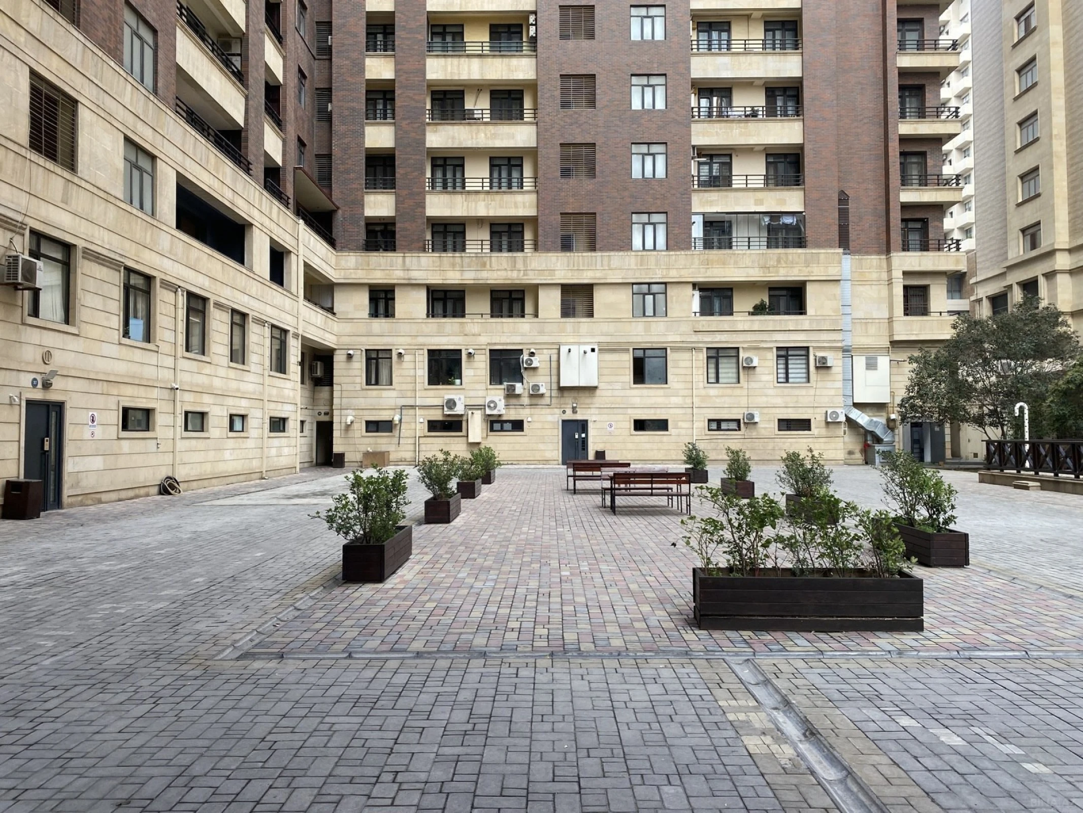 Satılır 5 otaqlı mənzil 225 m²