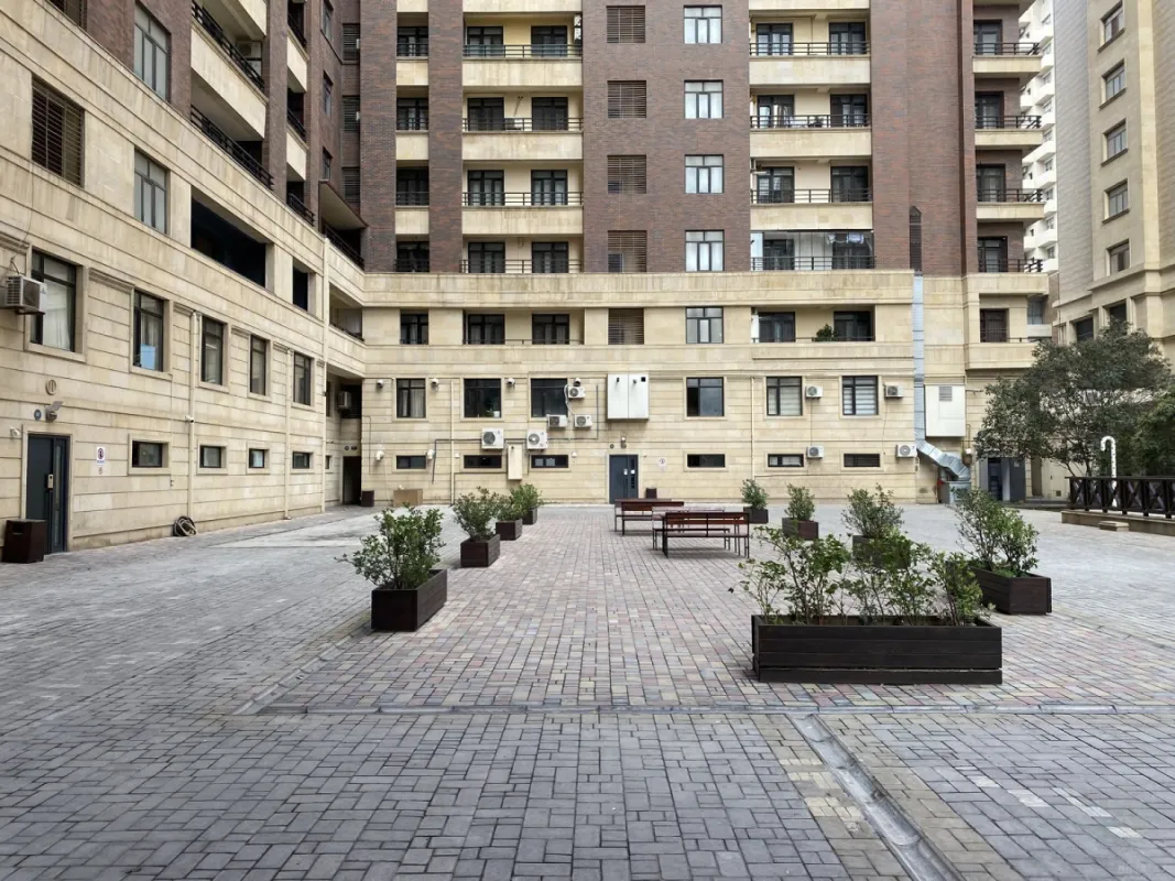 Satılır 5 otaqlı mənzil 225 m²