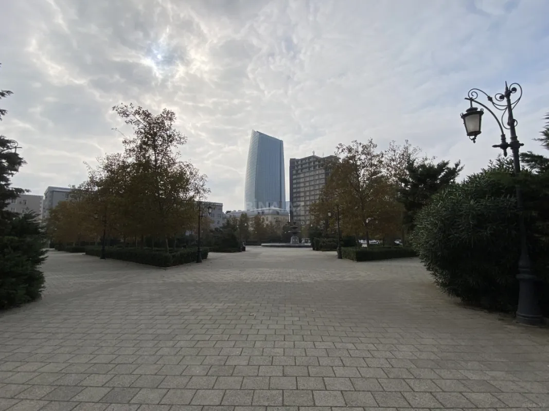 Satılır 5 otaqlı mənzil 225 m²