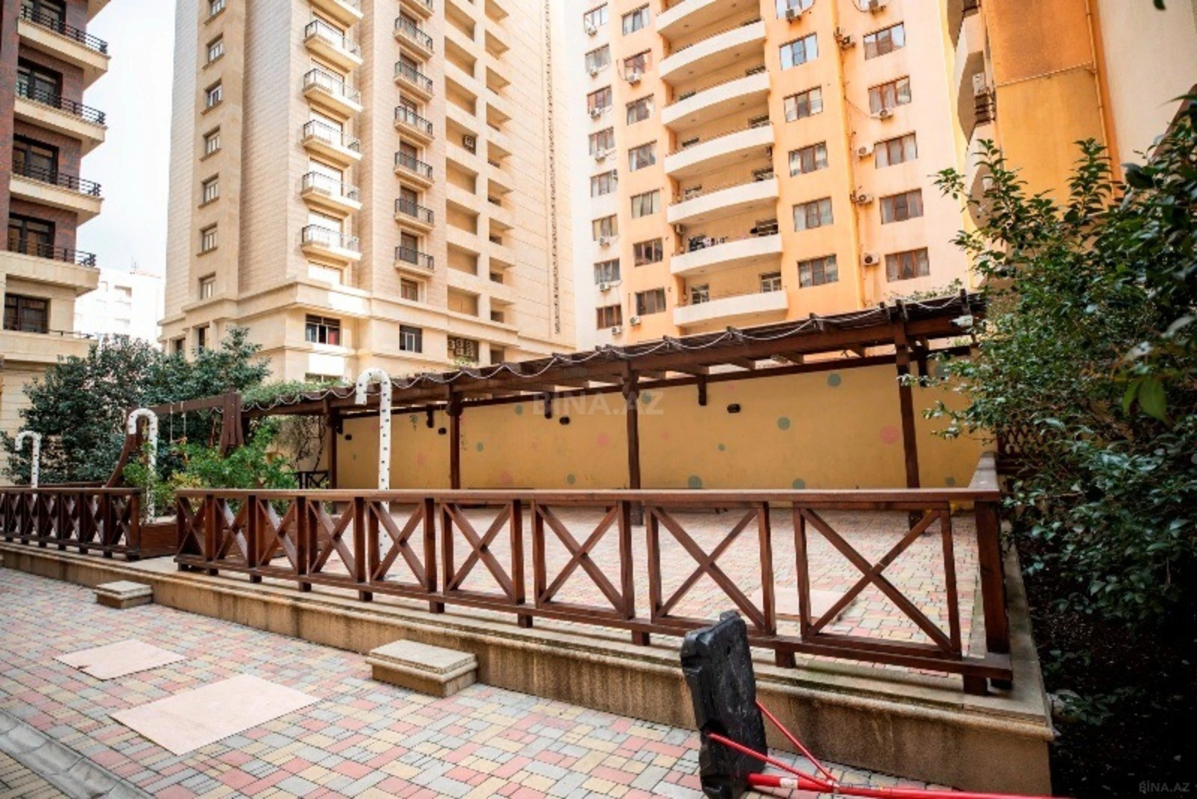 Satılır 5 otaqlı mənzil 225 m²