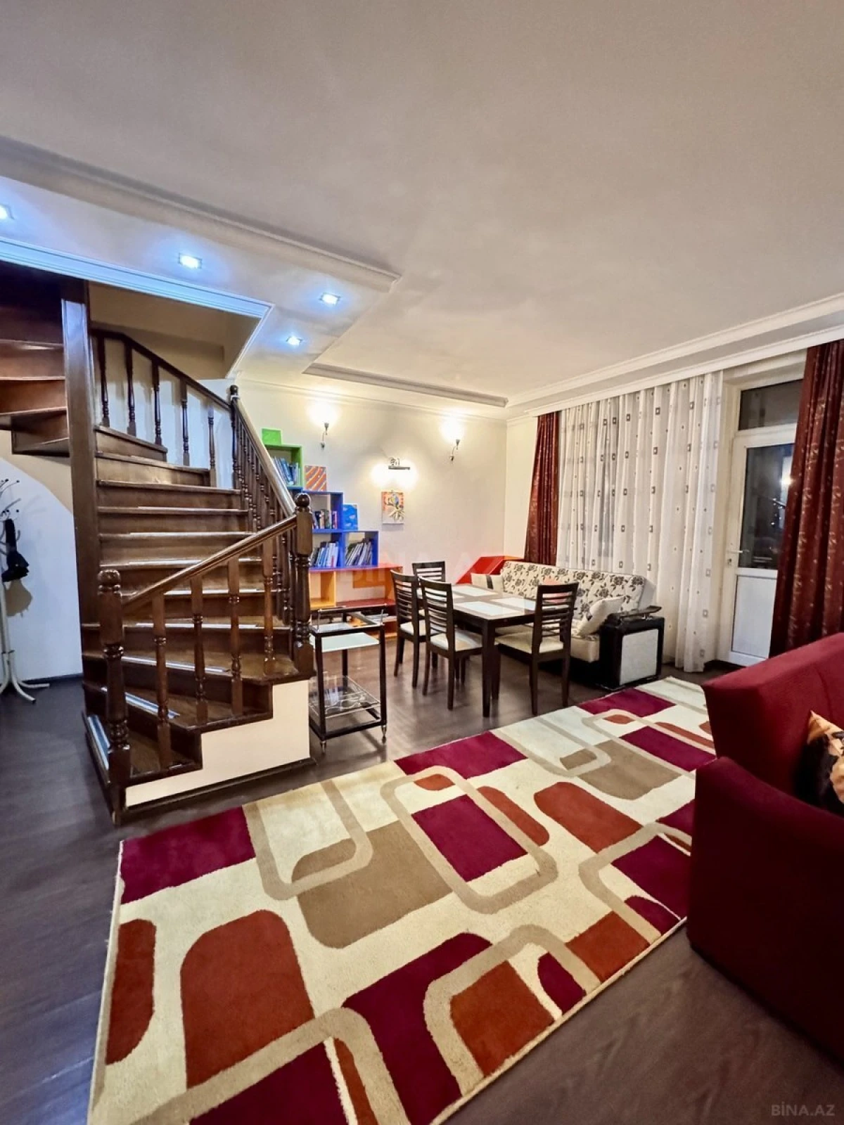 Satılır 4 otaqlı mənzil 180 m²