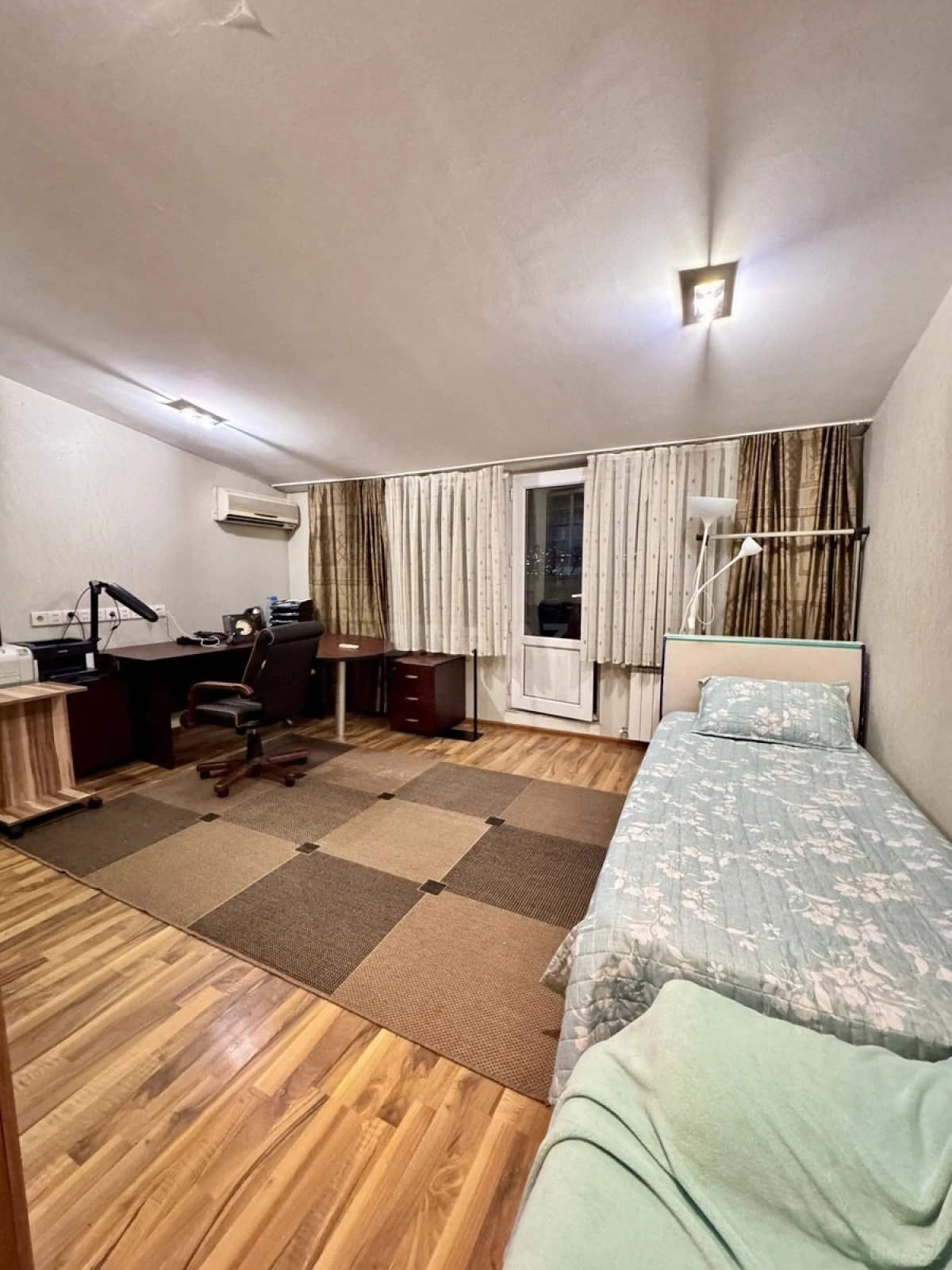 Satılır 4 otaqlı mənzil 180 m²