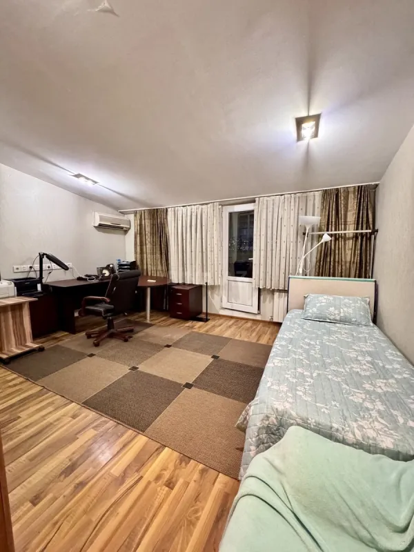 Satılır 4 otaqlı mənzil 180 m²