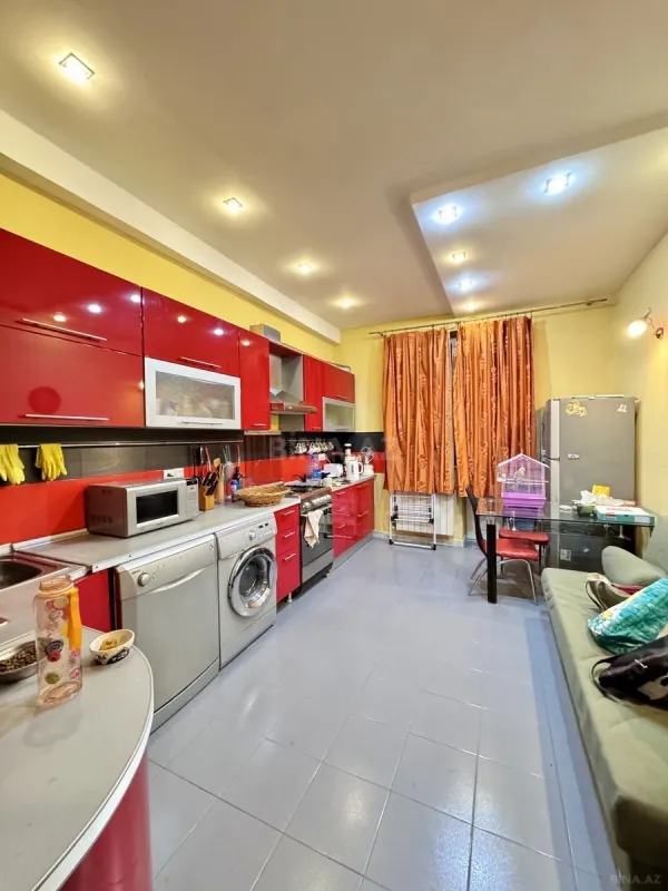 Satılır 4 otaqlı mənzil 180 m²