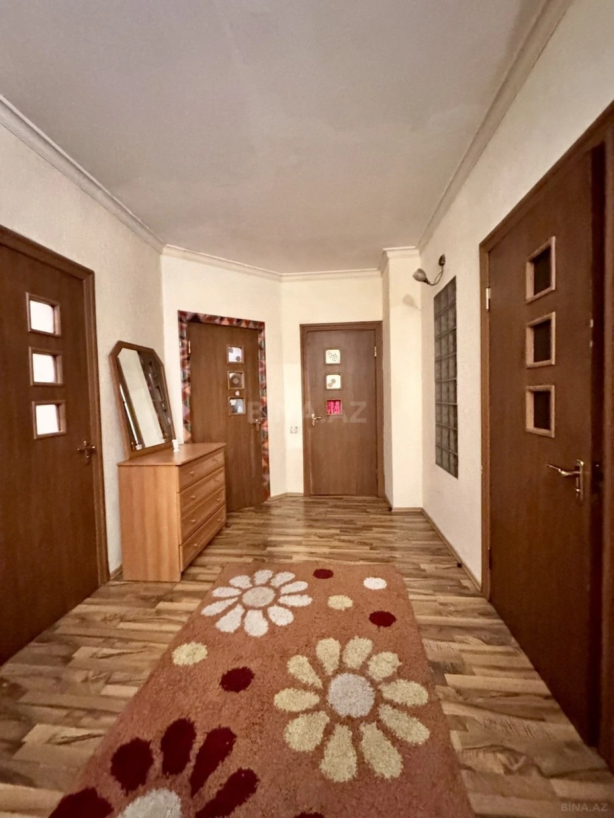 Satılır 4 otaqlı mənzil 180 m²