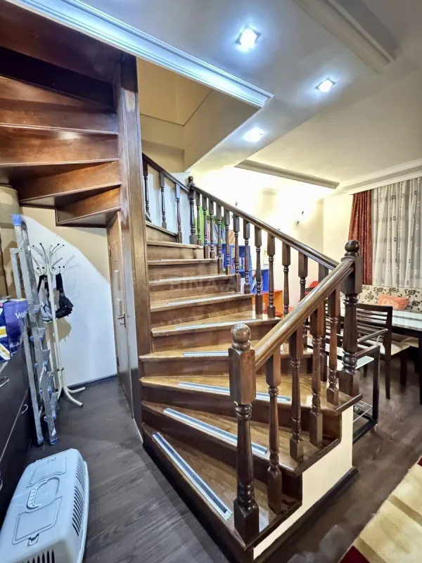 Satılır 4 otaqlı mənzil 180 m²