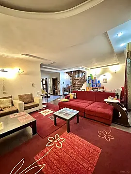 Satılır 4 otaqlı mənzil 180 m²