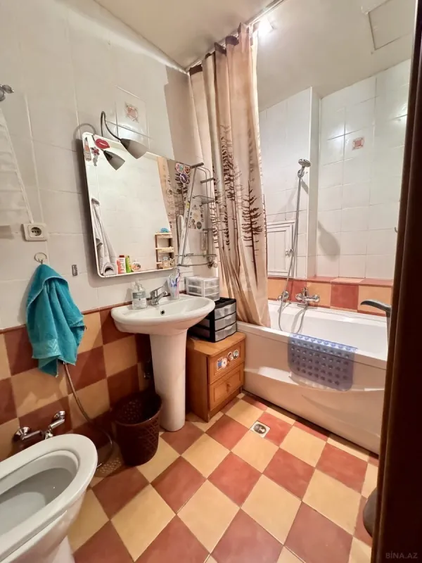 Satılır 4 otaqlı mənzil 180 m²