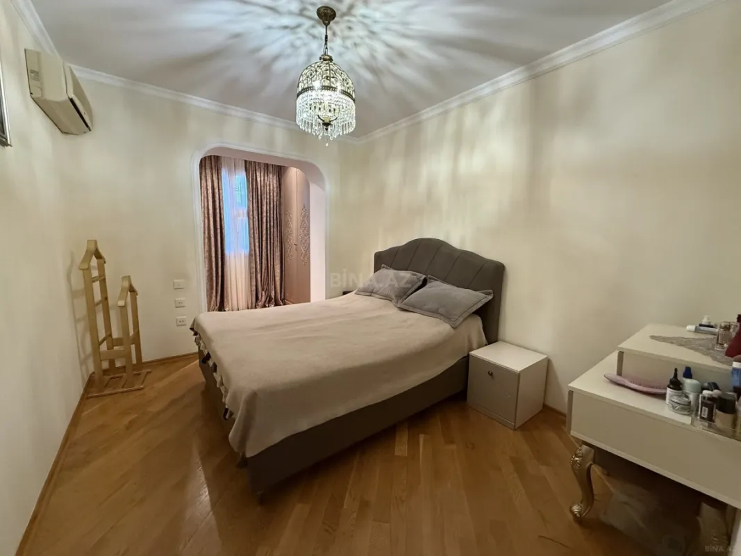Satılır 4 otaqlı mənzil 120 m²