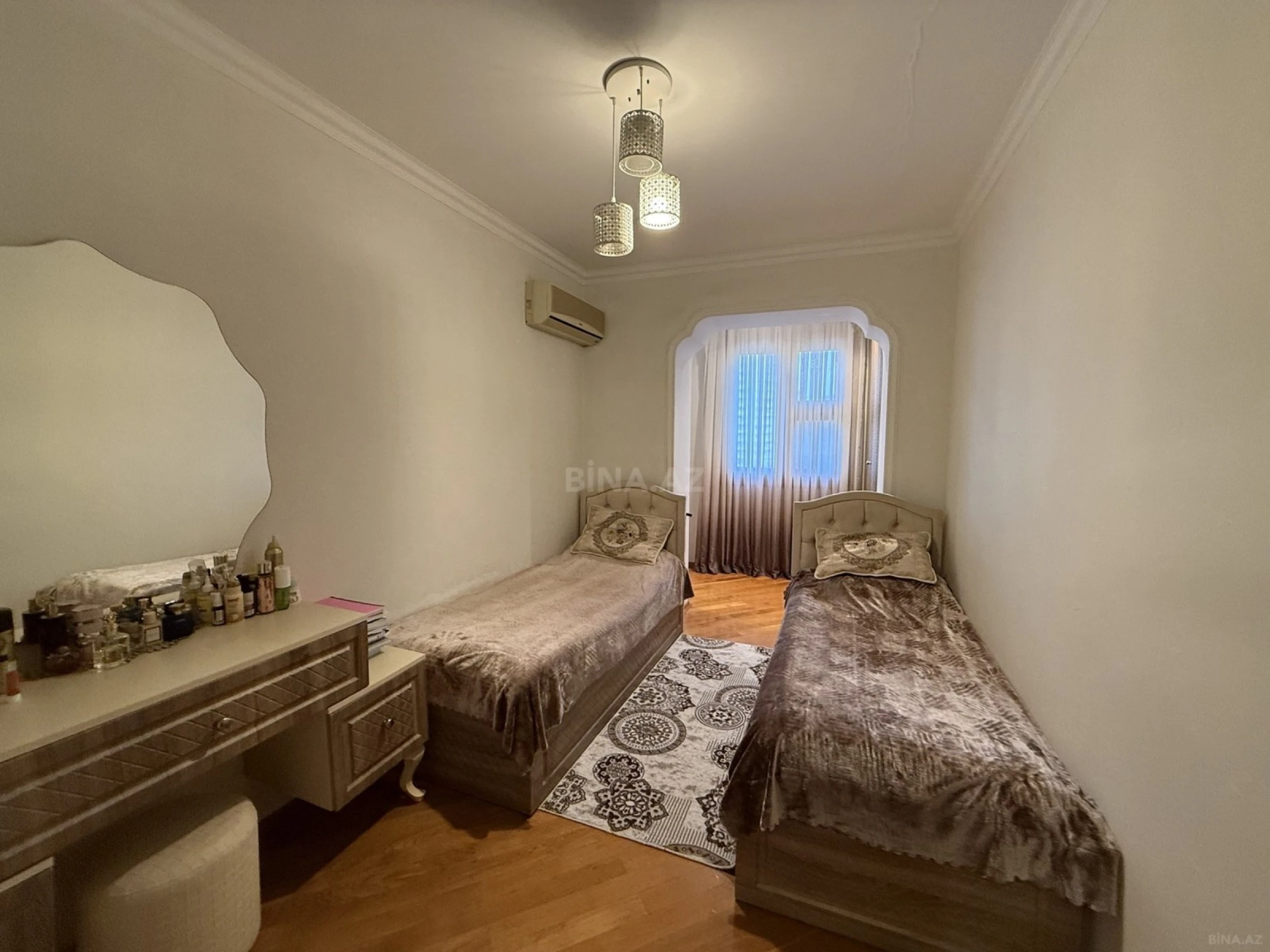 Satılır 4 otaqlı mənzil 120 m²