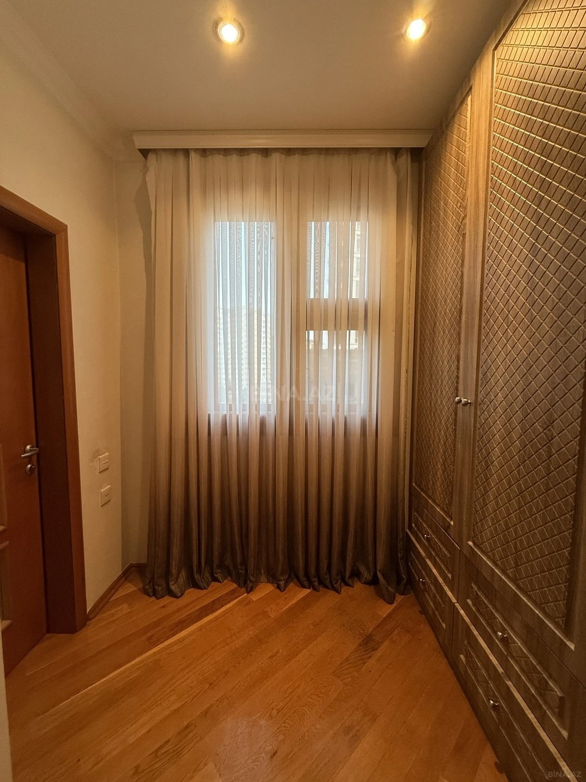 Satılır 4 otaqlı mənzil 120 m²