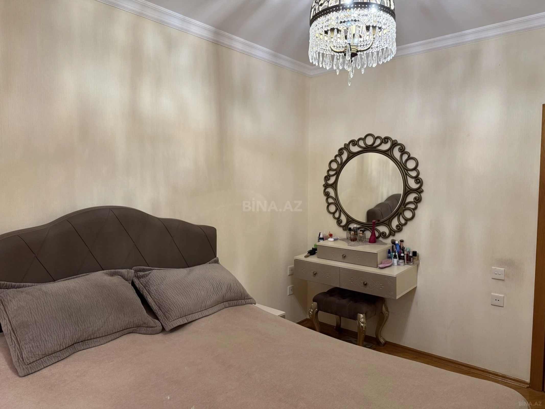 Satılır 4 otaqlı mənzil 120 m²