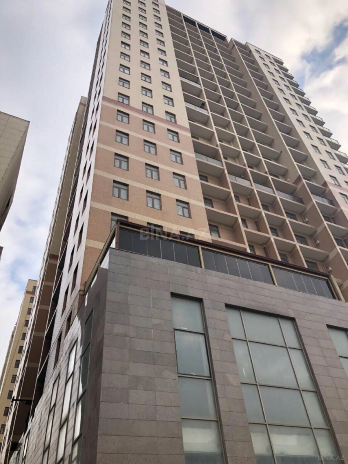 Satılır 4 otaqlı mənzil 161 m²