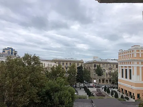 Kirayə verilir 3 otaqlı mənzil 155 m²