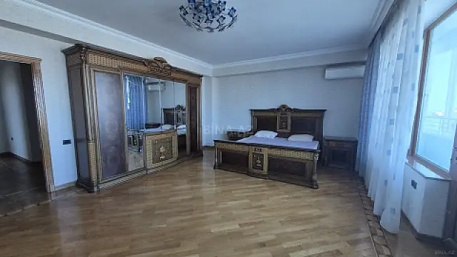 Satılır 3 otaqlı mənzil 276 m²