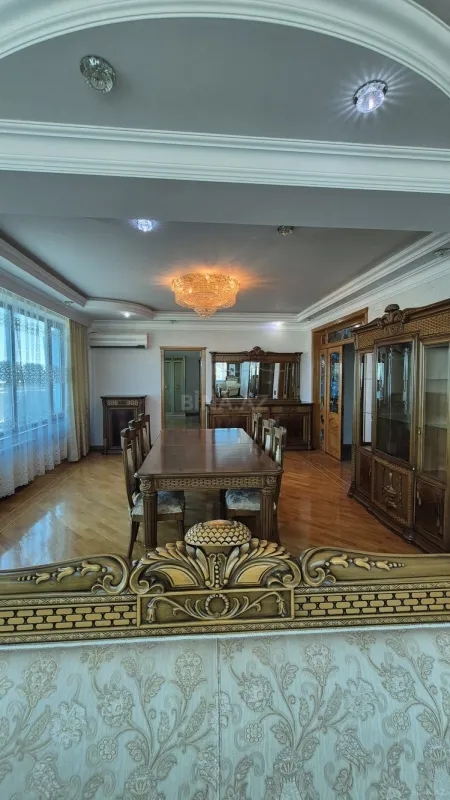 Satılır 3 otaqlı mənzil 276 m²