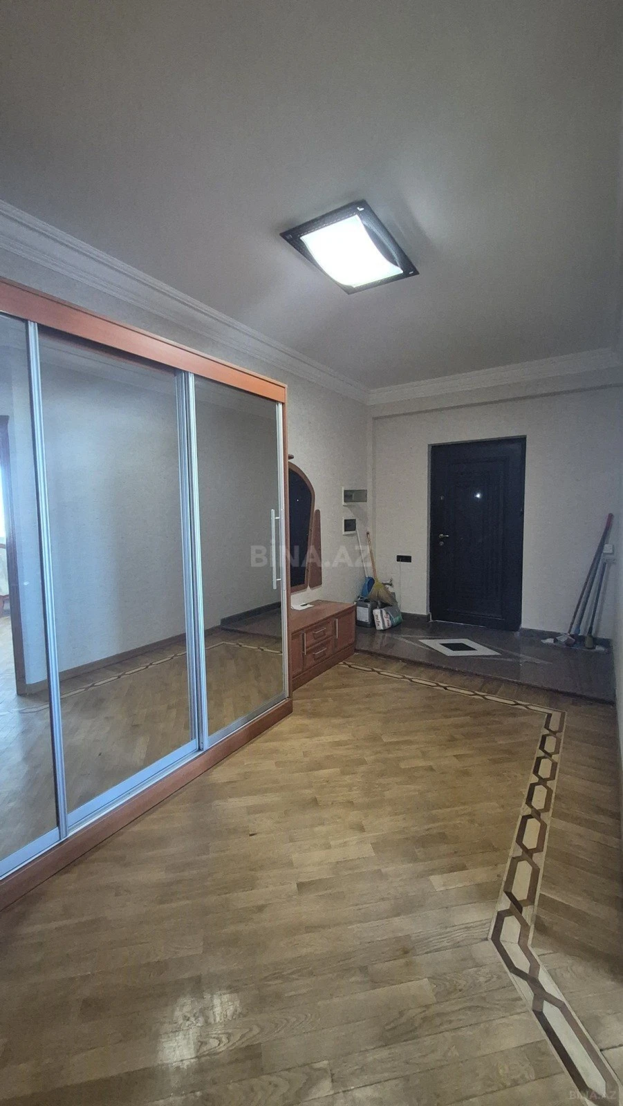 Satılır 3 otaqlı mənzil 276 m²