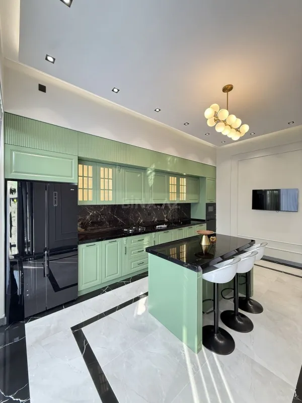 Satılır 5 otaqlı həyət evi 180 m²