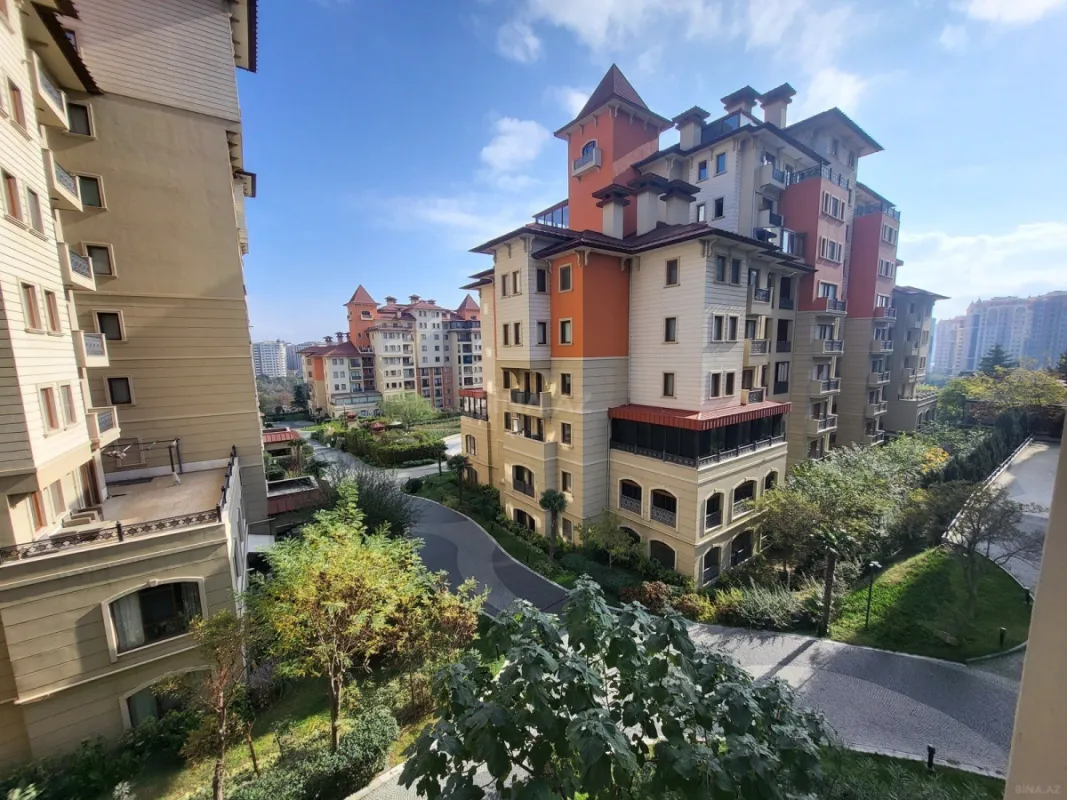Satılır 4 otaqlı mənzil 282 m²
