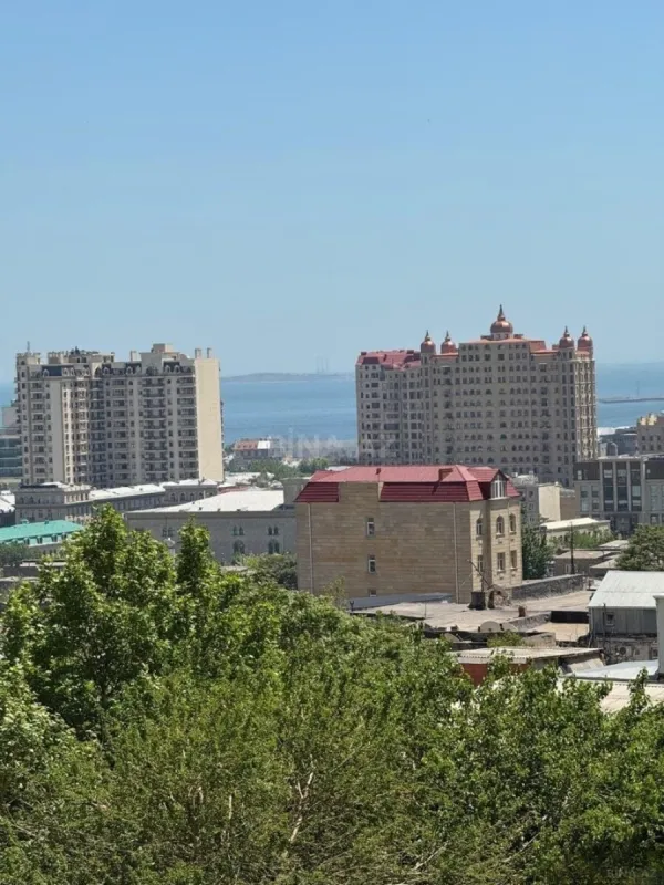 Satılır 4 otaqlı mənzil 220 m²