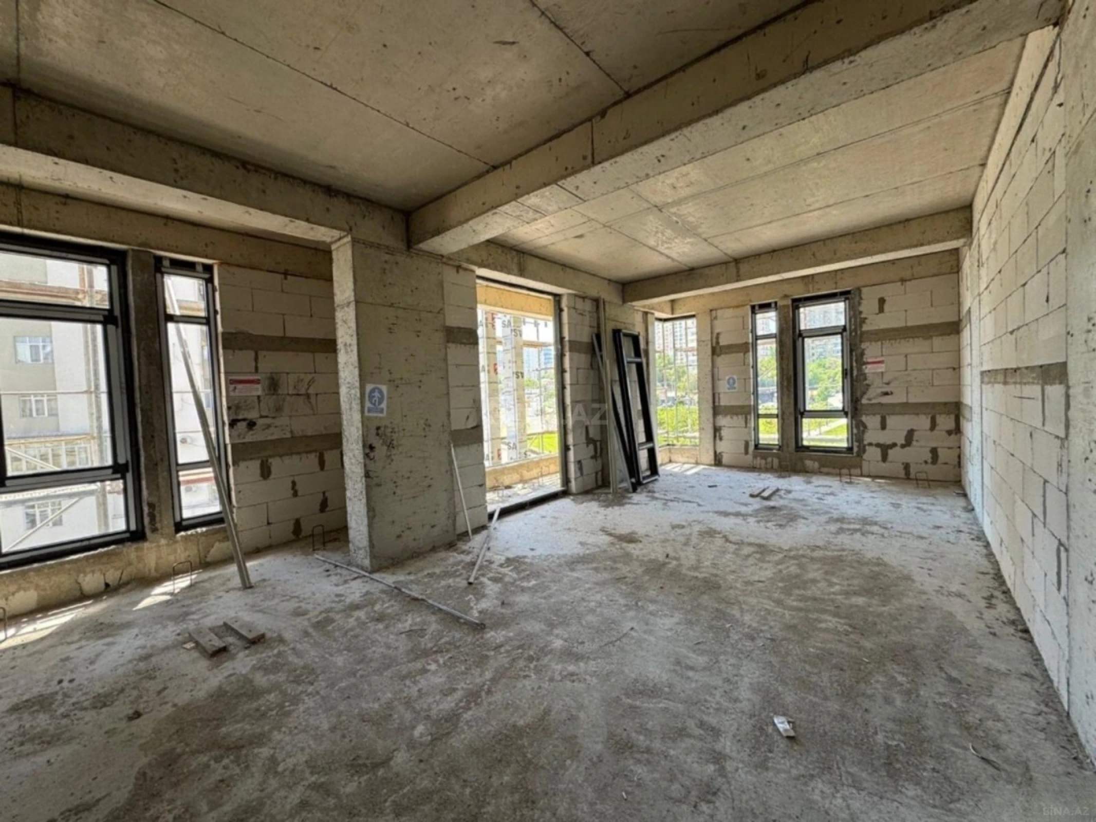 Satılır 4 otaqlı mənzil 220 m²