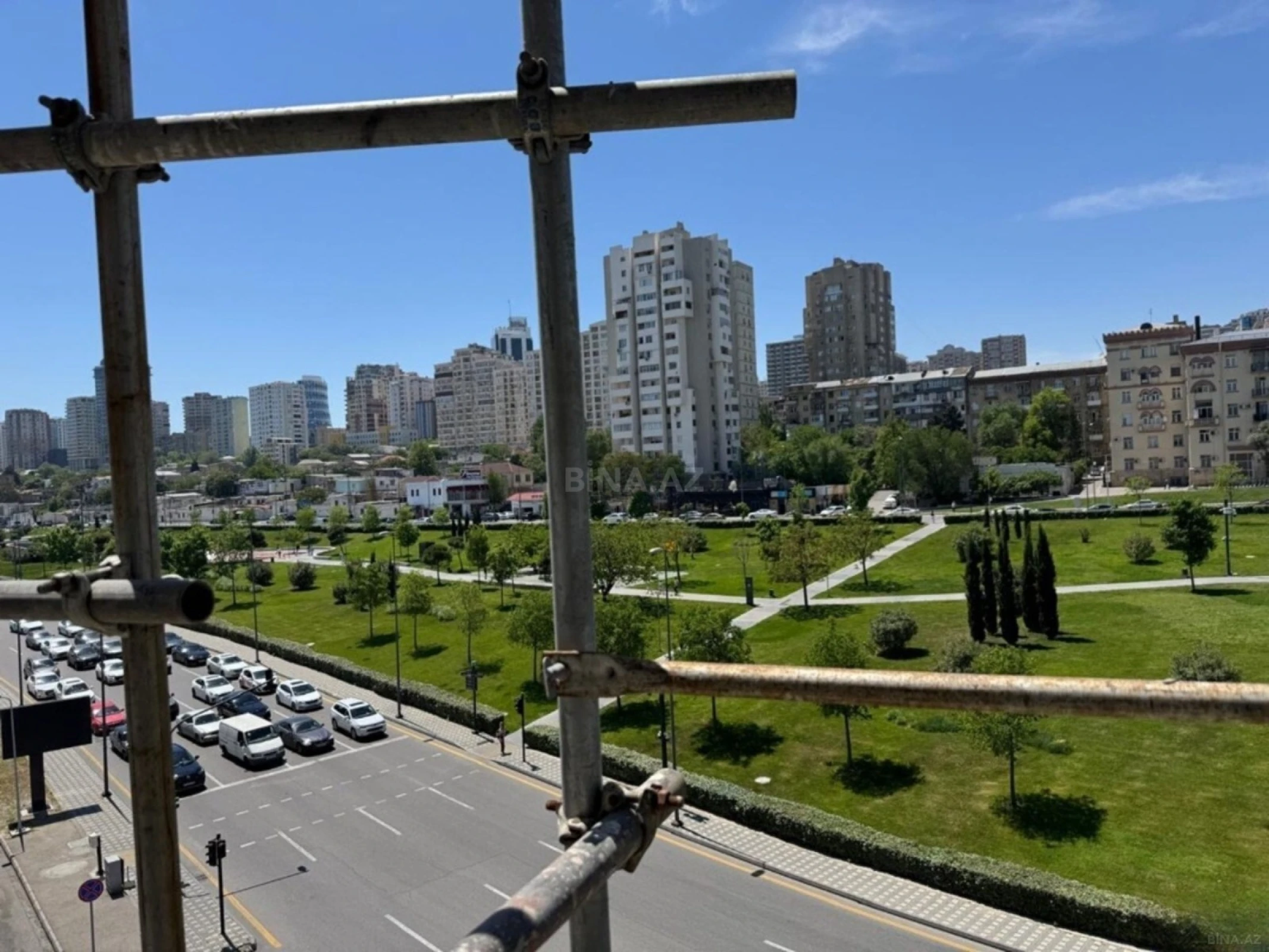 Satılır 4 otaqlı mənzil 220 m²