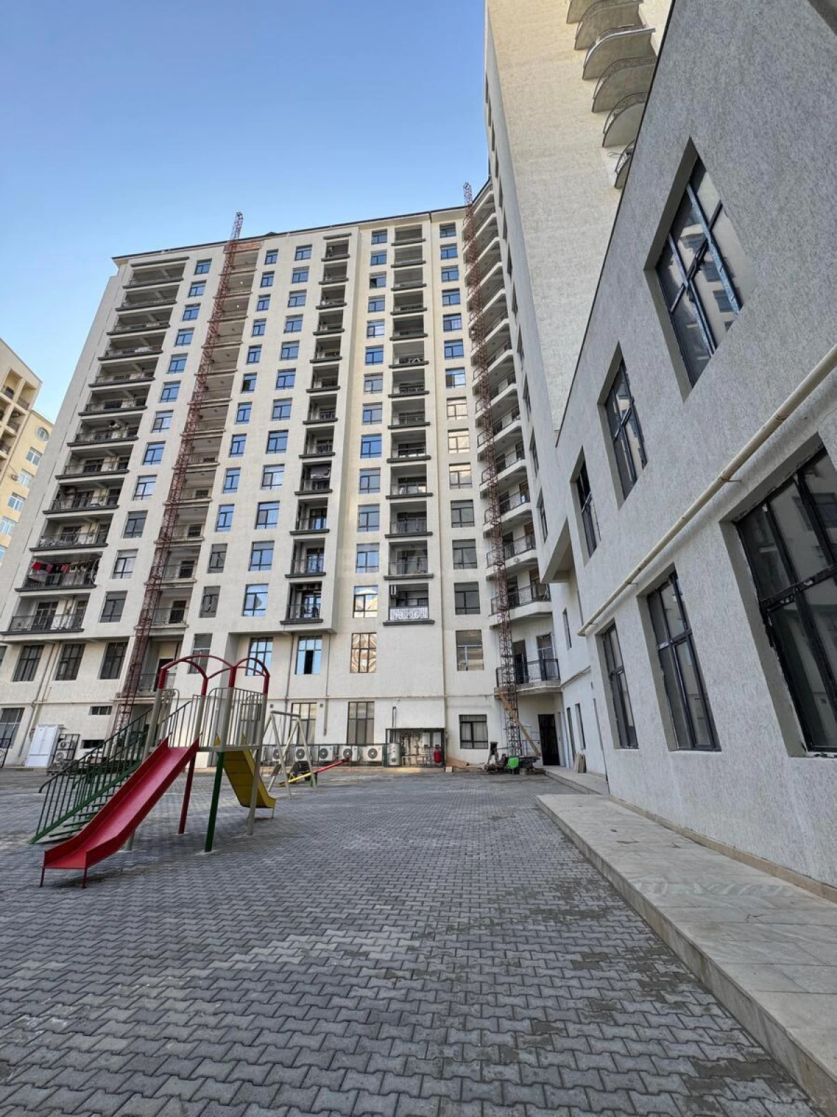 Satılır 3 otaqlı mənzil 118 m²
