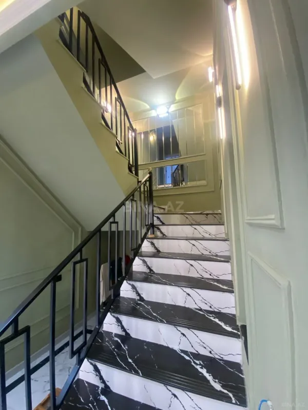 Satılır 6 otaqlı həyət evi 300 m²