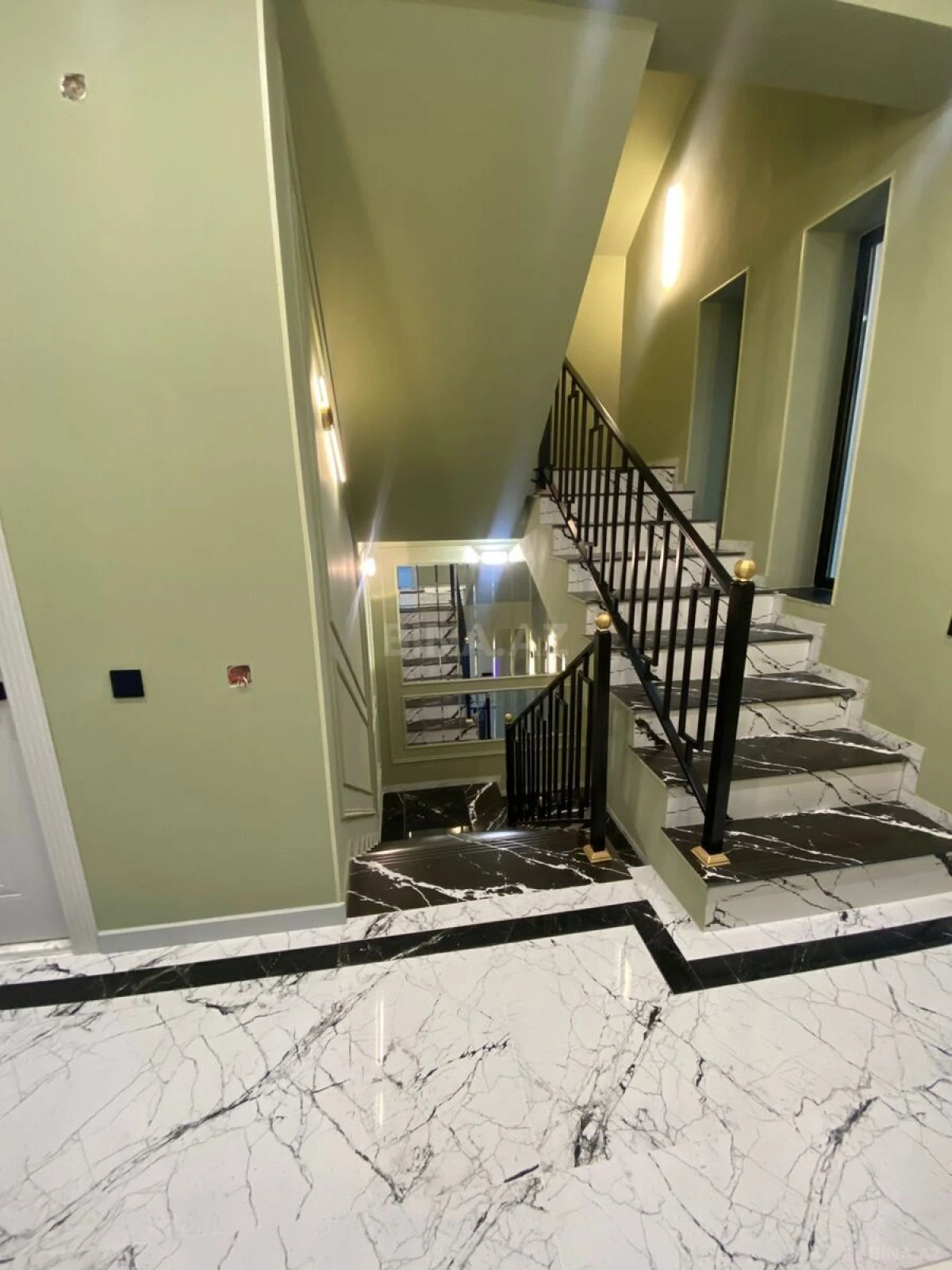 Satılır 6 otaqlı həyət evi 300 m²