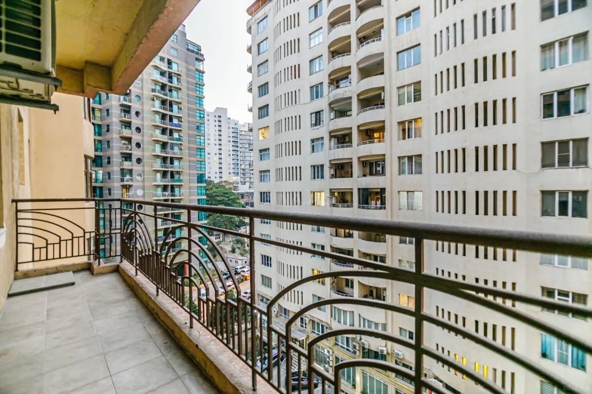 Kirayə verilir 3 otaqlı mənzil 175 m²